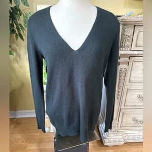 Theory Adrianna Feather Cashmere V Neck Sweater Dark Green S
